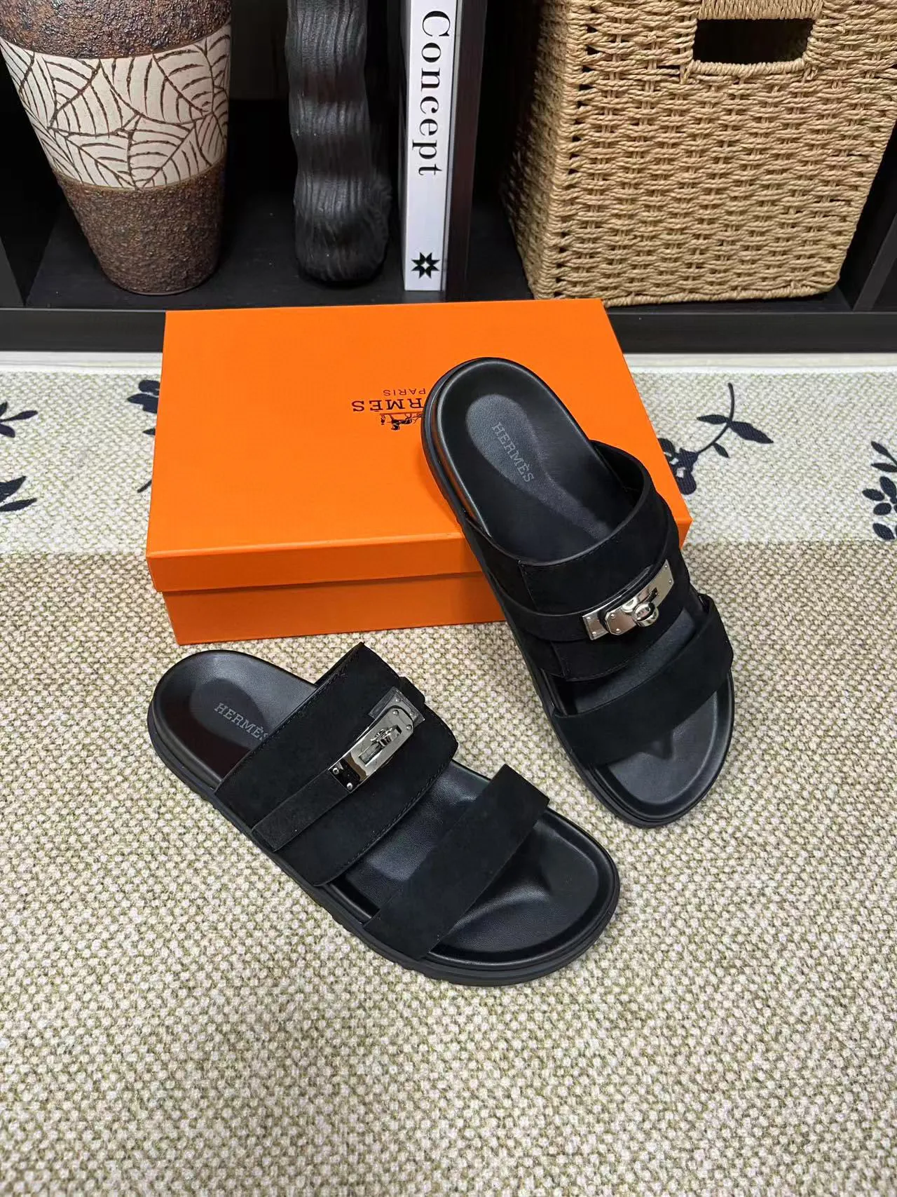 P300 Hermes men's Kazimir slippers - top-quality woven calfskin functional sandals with interwoven uppers inspired by the "H" iconic pattern to create a casual look, perfect for summer. Imported cowhide + cowhide lining + TUP outsole Size: 36-46 couple model